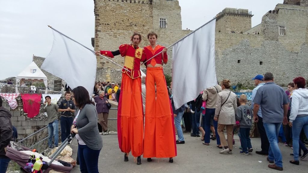 Hagyományőrzős gólyalábas bemutató a várnapokon